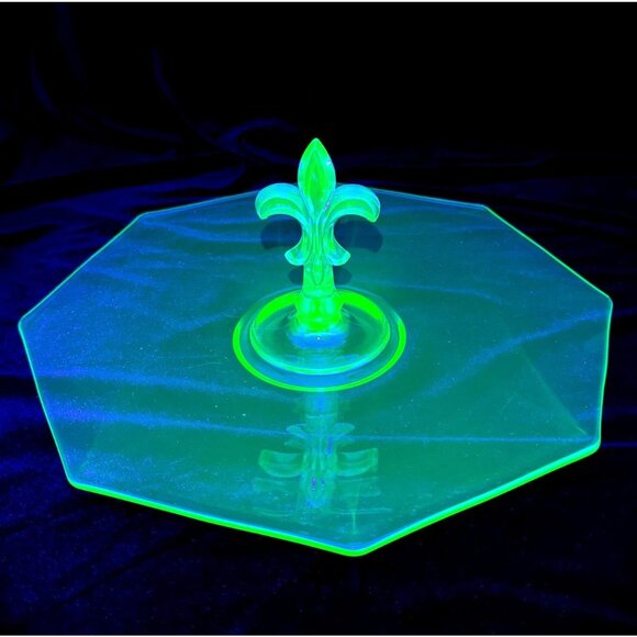 Vintage Uranium Glass Octagonal Serving Tray With Fleur-De-Lis Handle - Picture 2 of 6